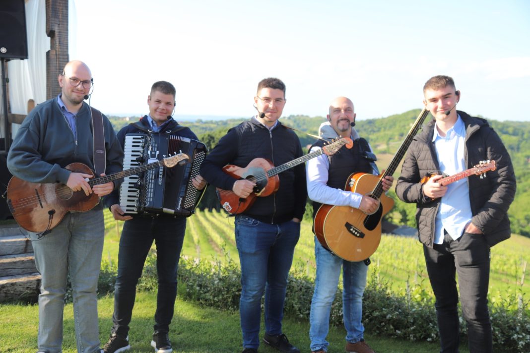 Tamburaši koji rasturaju: Kad Vragolani zasviraju – slavlje je zajamčeno! Tamburaši koji rasturaju: Kad Vragolani zasviraju – slavlje je zajamčeno!