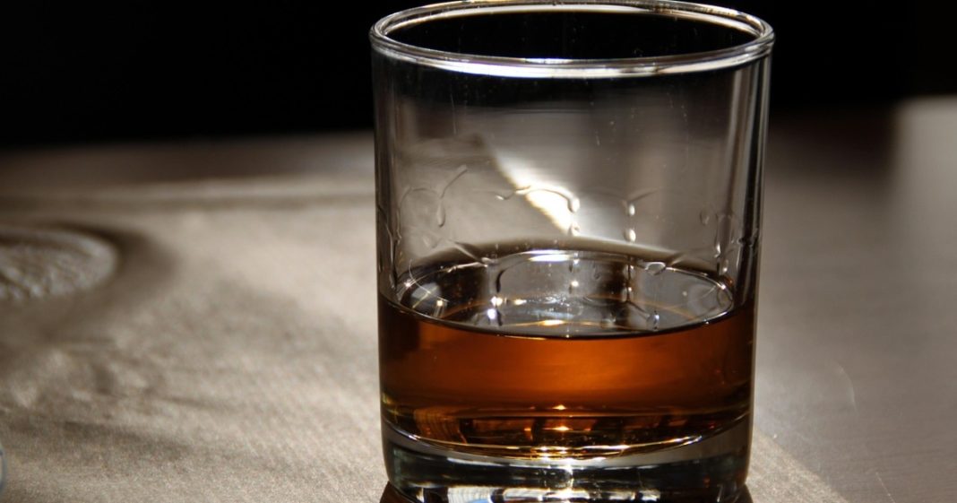 Država prodaje više od 2000 litara oduzete rakije: Početna cijena – 1 euro po litri Država prodaje više od 2000 litara oduzete rakije: Početna cijena – 1 euro po litri