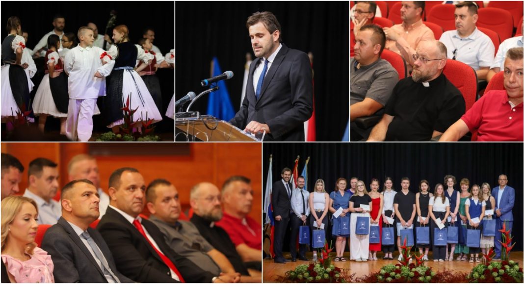 VIDEO/FOTO Mala Subotica nagradila najbolje i predstavila velike projekte VIDEO/FOTO Mala Subotica nagradila najbolje i predstavila velike projekte