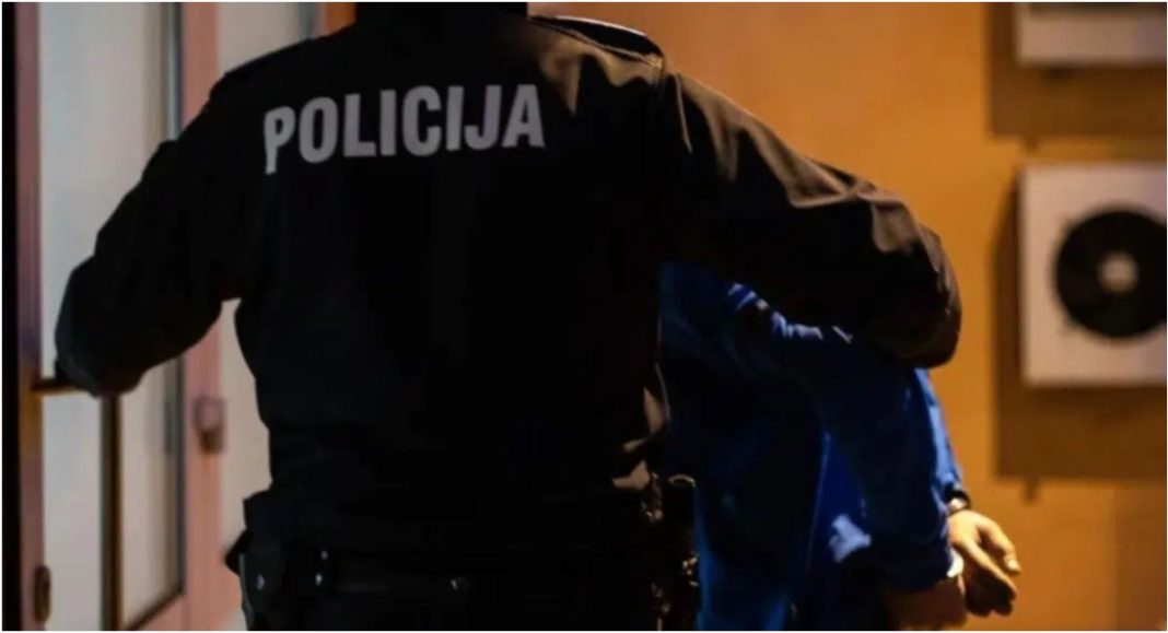 Uhićen trojac u Pušćinama: vrijeđali, napali policajku i ometali privođenje Uhićen trojac u Pušćinama: vrijeđali, napali policajku i ometali privođenje