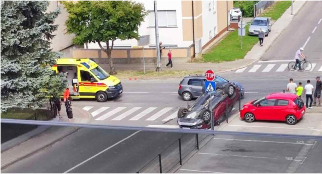 Sudar dva auta u Čakovcu, jedan završio na krovu Sudar dva auta u Čakovcu, jedan završio na krovu