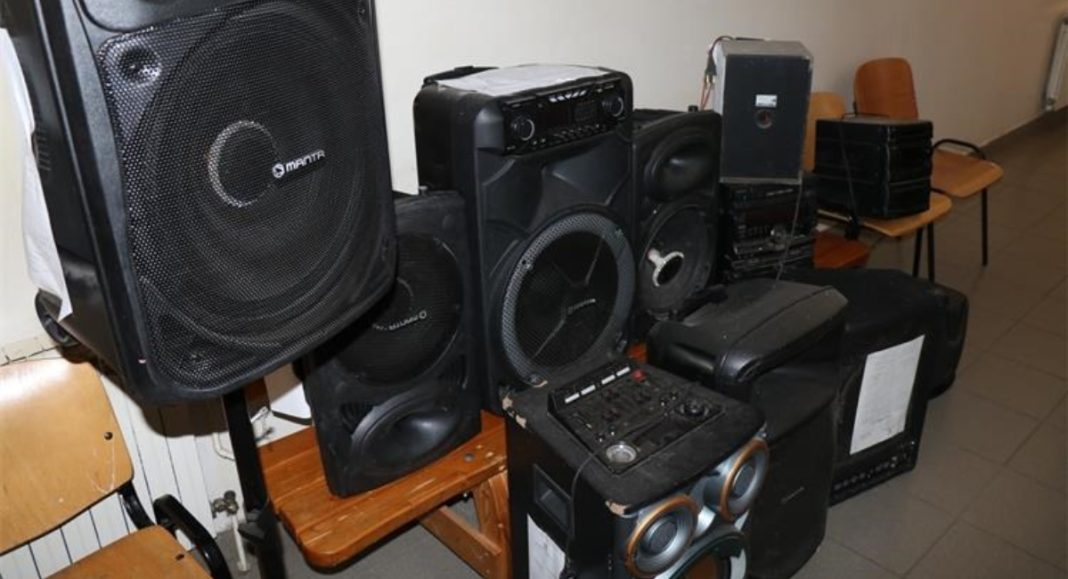 Policija oduzela zvučnik muškarcu koji je remetio mir u Novakovcu Policija oduzela zvučnik muškarcu koji je remetio mir u Novakovcu