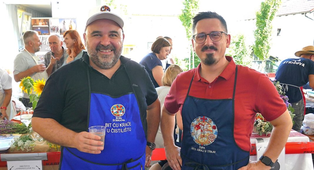 Župnici Kristijan Kuhar i Silvio Košćak pokazali kako se kuhaju bograč i gulaš! Župnici Kristijan Kuhar i Silvio Košćak pokazali kako se kuhaju bograč i gulaš!