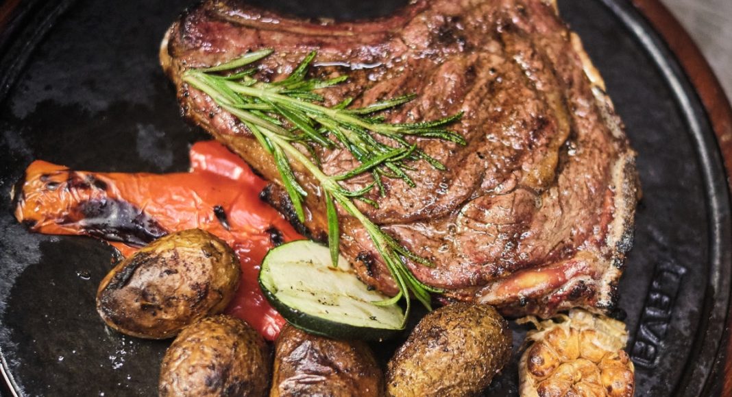 Ovo Porcijunkulovo u atriju Starog grada uživa se u najfinijim i najkvalitetnijim komadima mesa Ovo Porcijunkulovo u atriju Starog grada uživa se u najfinijim i najkvalitetnijim komadima mesa