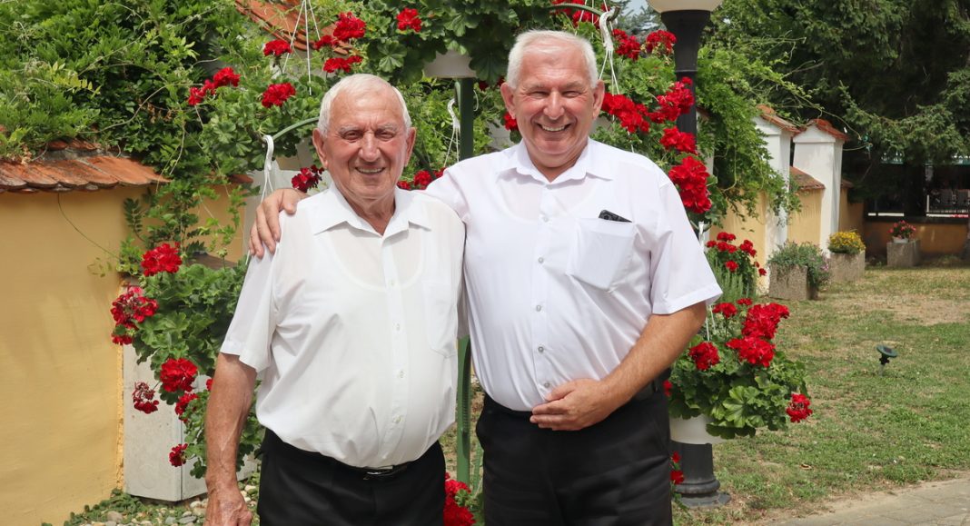 Priločanci na kvadrat: Otac i sin se obojica zovu Đuro i rođeni su na blagdan sv. Jakoba Priločanci na kvadrat: Otac i sin se obojica zovu Đuro i rođeni su na blagdan sv. Jakoba