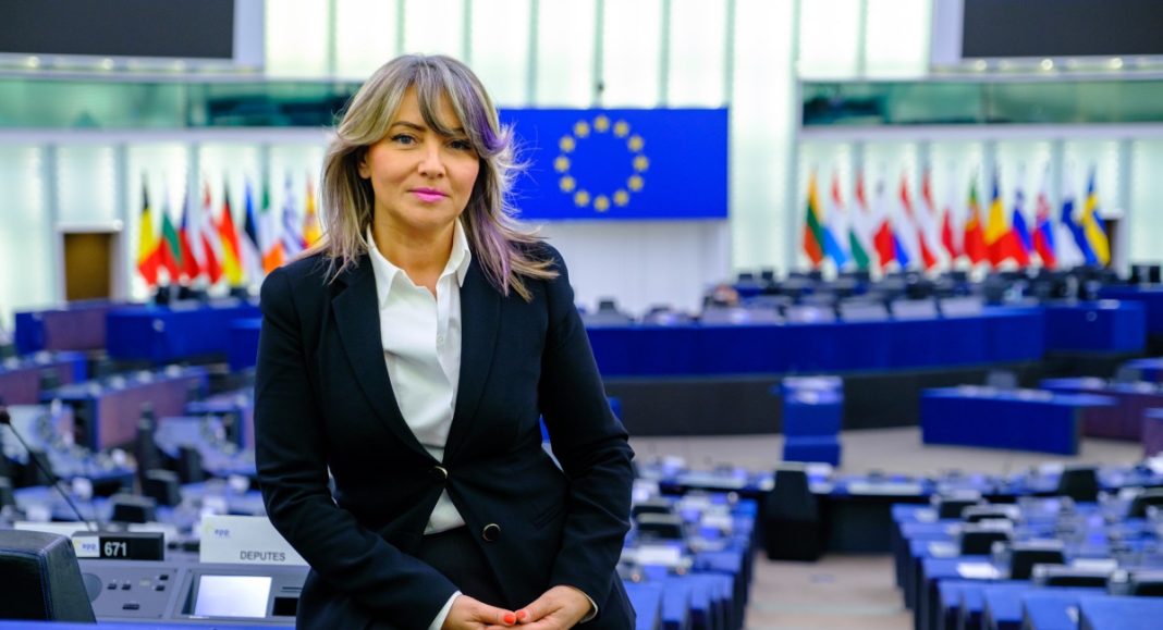 Sunčana Glavak izvjestiteljica EPP-a za izvješće o utjecaju društvenih mreža na mlade Sunčana Glavak izvjestiteljica EPP-a za izvješće o utjecaju društvenih mreža na mlade