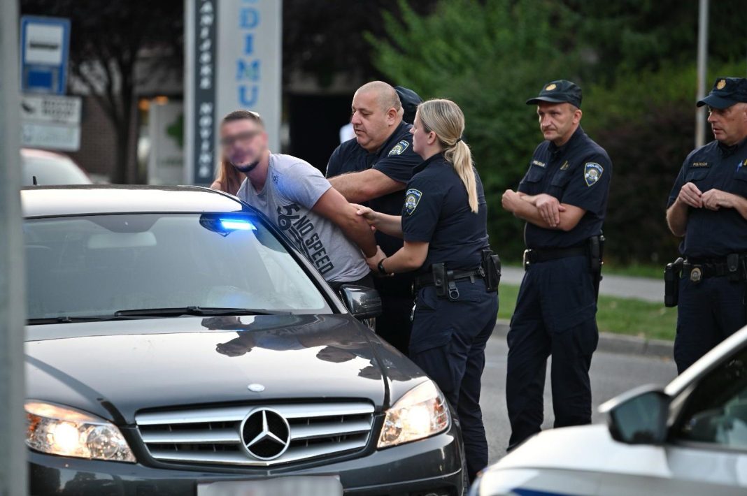 FOTO Ovako je izgledao trenutak privođenja vozača u Zrinsko-frankopanskoj ulici FOTO Ovako je izgledao trenutak privođenja vozača u Zrinsko-frankopanskoj ulici