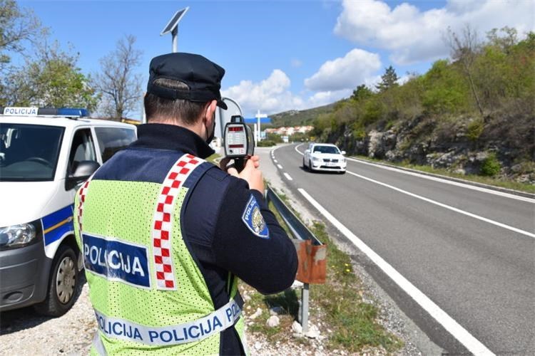 Na međimurskim cestama: 102 km/h u naselju i 202 km/h na autocesti – policija utvrdila 172 prometna prekršaja Na međimurskim cestama: 102 km/h u naselju i 202 km/h na autocesti – policija utvrdila 172 prometna prekršaja