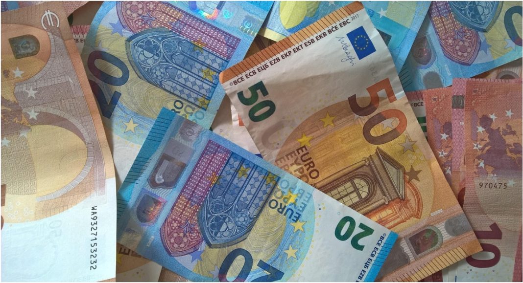 Stižu povišice za 250.000 javnih i državnih službenika! Stižu povišice za 250.000 javnih i državnih službenika!