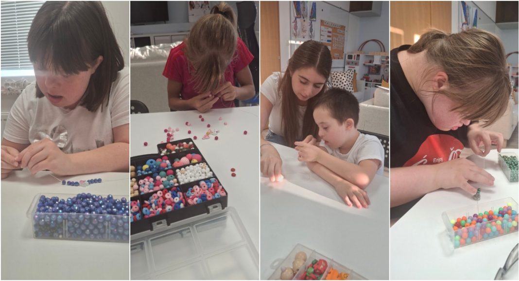 FOTO Članovi Udruge za sindrom Down Međimurske županije izrađivali narukvice od perlica FOTO Članovi Udruge za sindrom Down Međimurske županije izrađivali narukvice od perlica