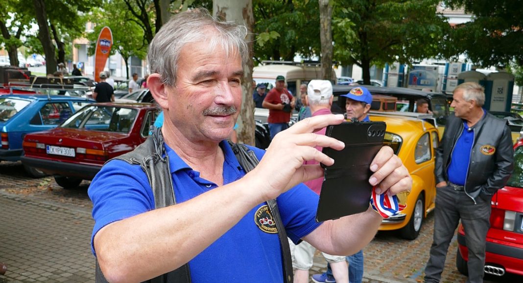 Obišao je cijeli svijet, vidio sve i svašta, uživao u ljepotama, ali u domovini s prijateljima i oldtimer vozilima mu je najlepše! Obišao je cijeli svijet, vidio sve i svašta, uživao u ljepotama, ali u domovini s prijateljima i oldtimer vozilima mu je najlepše!