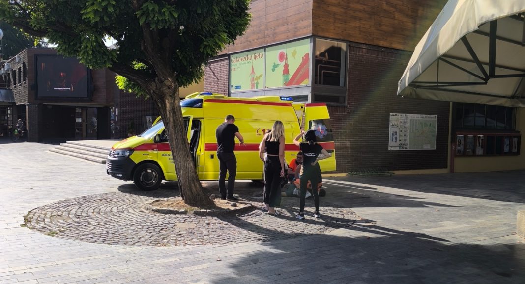 Mladić se srušio u centru Čakovca, prolaznici priskočili u pomoć! Mladić se srušio u centru Čakovca, prolaznici priskočili u pomoć!