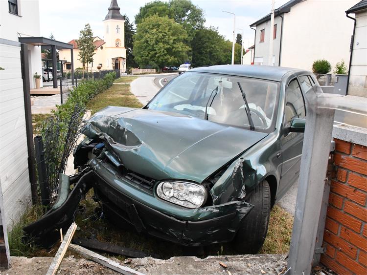 Vozač (24) u Štefancu izletio izvan kolnika i oštetio ograde i reklamni pano Vozač (24) u Štefancu izletio izvan kolnika i oštetio ograde i reklamni pano