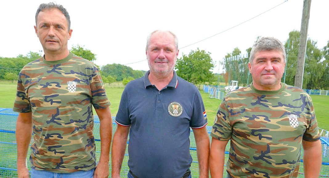 Od nas 10, Arkanovci su 8 odmah poklali, a onda me rafalom iz podruma spasio Mladen Kerovec iz Sivice! Od nas 10, Arkanovci su 8 odmah poklali, a onda me rafalom iz podruma spasio Mladen Kerovec iz Sivice!