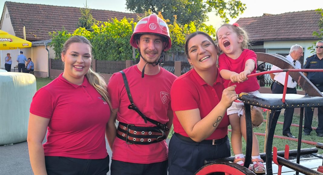 Obitelj koja živi vatrogastvo: Gabriela, Karlo, mala Marla i sestra Eva Gracia Obitelj koja živi vatrogastvo: Gabriela, Karlo, mala Marla i sestra Eva Gracia