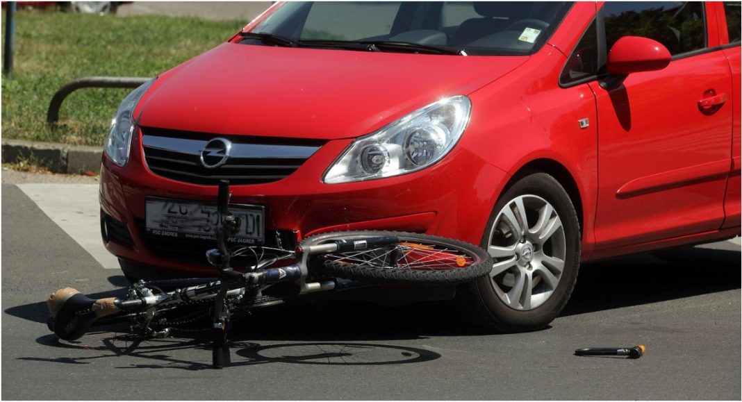 Automobil naletio na biciklistkinju, prevezena u čakovečku bolnicu Automobil naletio na biciklistkinju, prevezena u čakovečku bolnicu