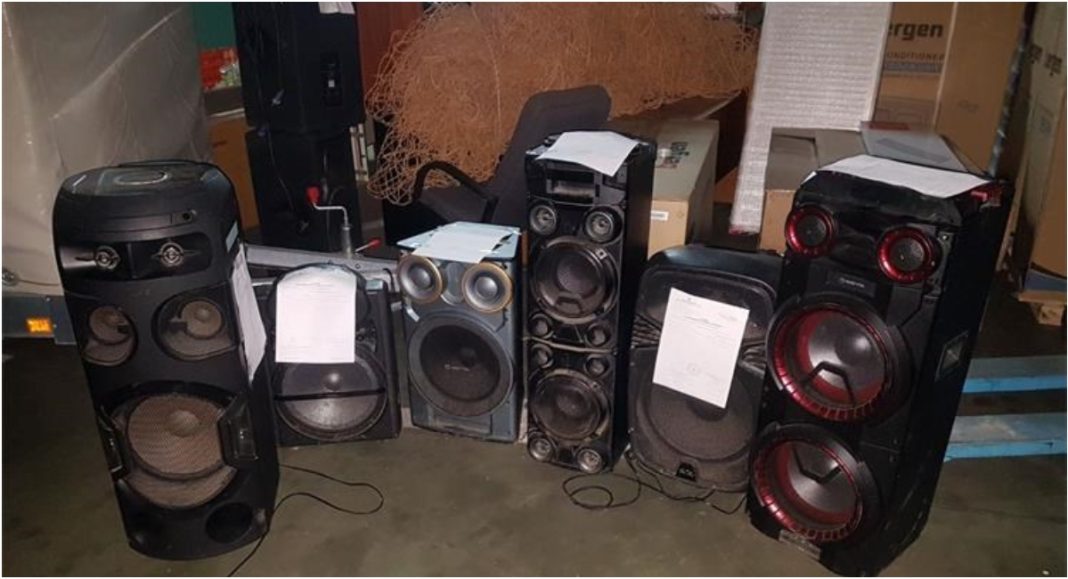 Policija uhitila 42-godišnjaka zbog glasne glazbe i narušavanja javnog reda i mira Policija uhitila 42-godišnjaka zbog glasne glazbe i narušavanja javnog reda i mira