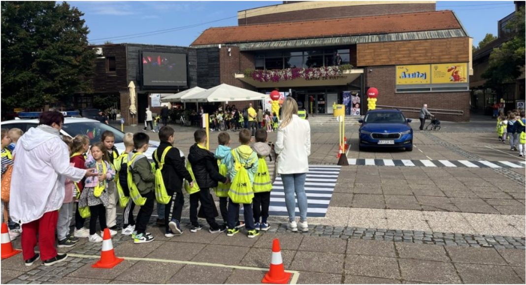 Prometno-preventivna akcija „Sigurno u školu sa HAK-om“ stiže na Trg Republike Prometno-preventivna akcija „Sigurno u školu sa HAK-om“ stiže na Trg Republike