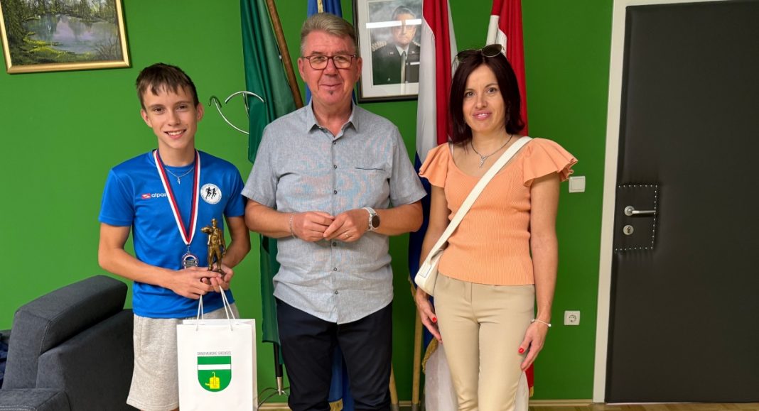 Gradonačelnik Srpak primio Juricu Medvara, osvajača 2. mjesta na europskim igrama u Brnu Gradonačelnik Srpak primio Juricu Medvara, osvajača 2. mjesta na europskim igrama u Brnu