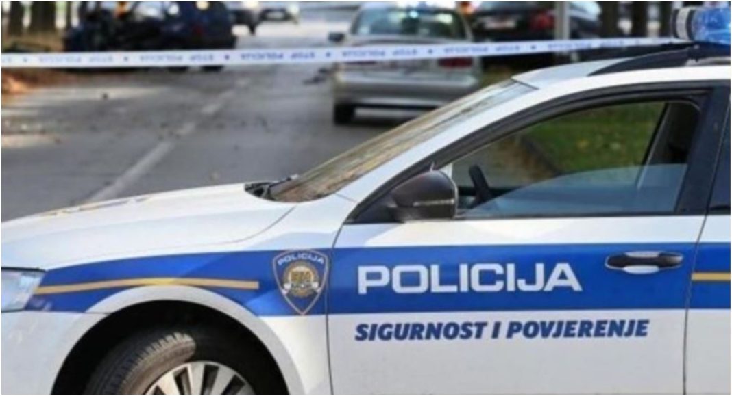 Tri osobe prevezene u bolnicu nakon sudara dvaju automobila, policija provodi očevid Tri osobe prevezene u bolnicu nakon sudara dvaju automobila, policija provodi očevid