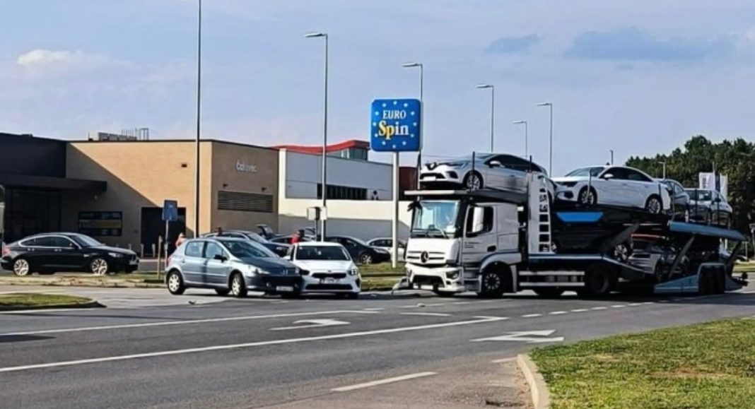 Sudarila se dva automobila i kamion Sudarila se dva automobila i kamion