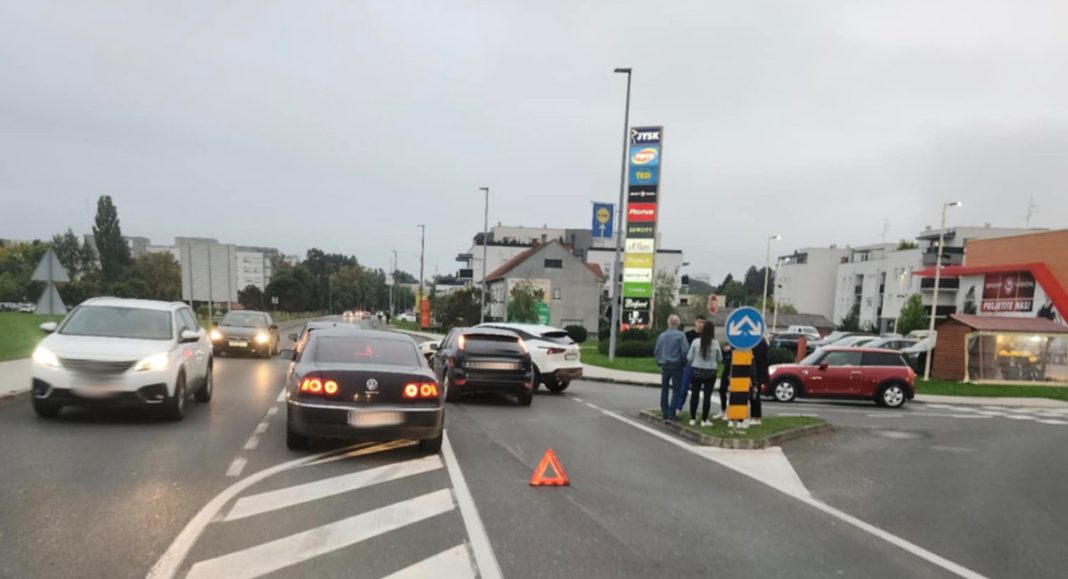 FOTO Prometna nesreća u Čakovcu: sudarila se dva automobila kod Galerije Sjever FOTO Prometna nesreća u Čakovcu: sudarila se dva automobila kod Galerije Sjever
