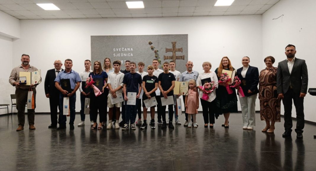 Općina Vratišinec nagradila i zahvalila zaslužnim pojedincima i udrugama Općina Vratišinec nagradila i zahvalila zaslužnim pojedincima i udrugama