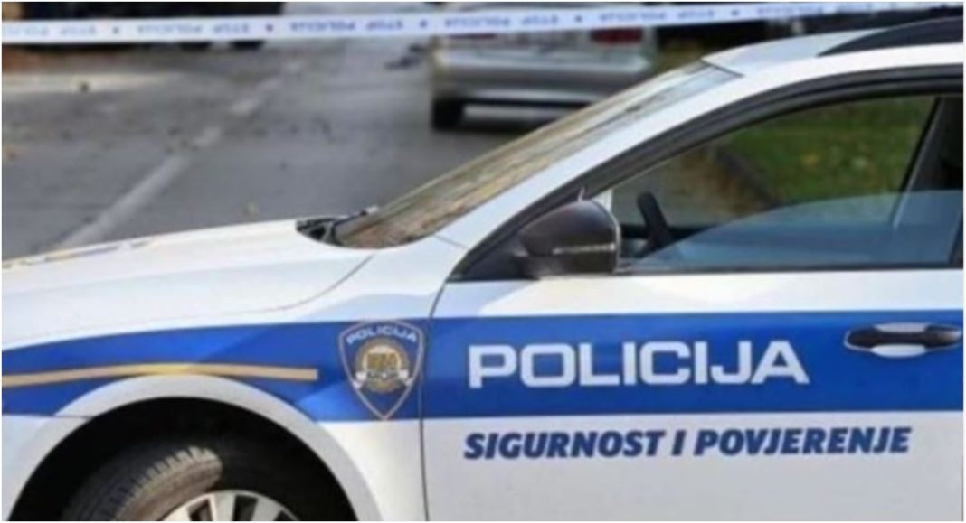 Vozilo završilo na krovu, jedna osoba prevezena u bolnicu Vozilo završilo na krovu, jedna osoba prevezena u bolnicu