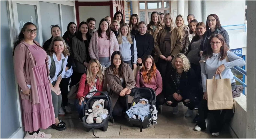 FOTO Prelog u znaku dojenja: Primalja Nina i doula Dora okupile trudnice i mame FOTO Prelog u znaku dojenja: Primalja Nina i doula Dora okupile trudnice i mame