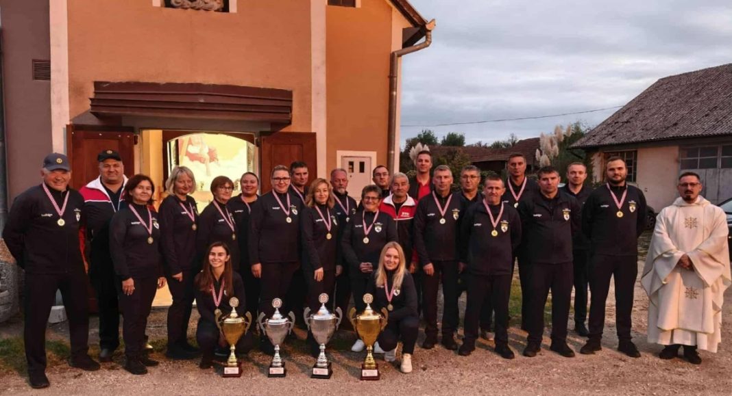 Članovi DVD-a Palinovec prinijeli pehare i zahvalili Bogu na uspješnom državnom natjecanju Članovi DVD-a Palinovec prinijeli pehare i zahvalili Bogu na uspješnom državnom natjecanju
