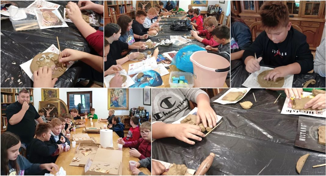 FOTO Na katehetskoj radionici učili o vjeri, krunici, oblikovali glinu u deseticu krunice… FOTO Na katehetskoj radionici učili o vjeri, krunici, oblikovali glinu u deseticu krunice…