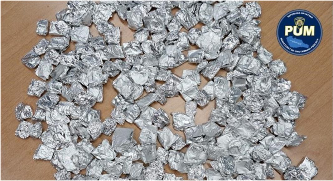 U kući 31-godišnjaka pronađeno više od 280 smotuljaka droge „Galaxy“ U kući 31-godišnjaka pronađeno više od 280 smotuljaka droge „Galaxy“