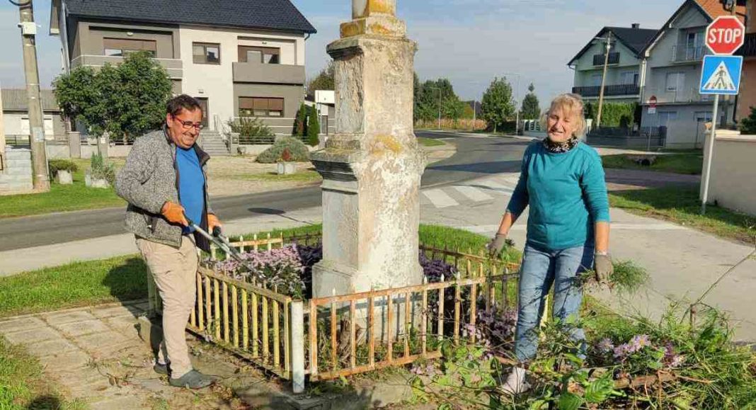 Ljubav prema svom mjestu: Stjepan i Marija Kovač uredili prostor oko raspela u Domašincu Ljubav prema svom mjestu: Stjepan i Marija Kovač uredili prostor oko raspela u Domašincu