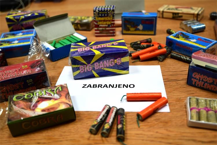 Dragovoljna predaja u Prelogu: građanin predao petarde i rakete Dragovoljna predaja u Prelogu: građanin predao petarde i rakete