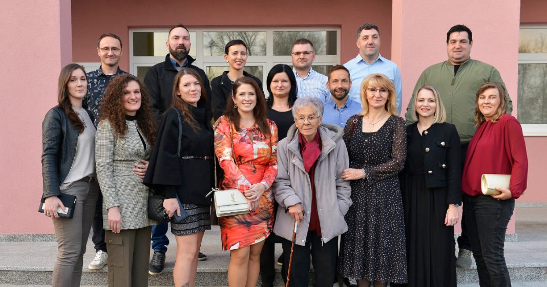 Četvrt stoljeća poslije generacija OŠ Sveta Marija ponovno ujedinjena BeFunky collage (1)