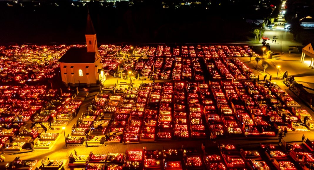 FOTO Groblje u Prelogu pod svjetlom tisuća svijeća – prizori koji diraju dušu FOTO Groblje u Prelogu pod svjetlom tisuća svijeća – prizori koji diraju dušu
