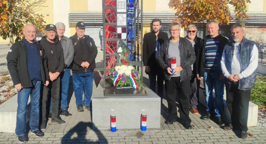 Položen vijenac i zapaljene svijeće u spomen na preminule hrvatske branitelje Položen vijenac i zapaljene svijeće u spomen na preminule hrvatske branitelje
