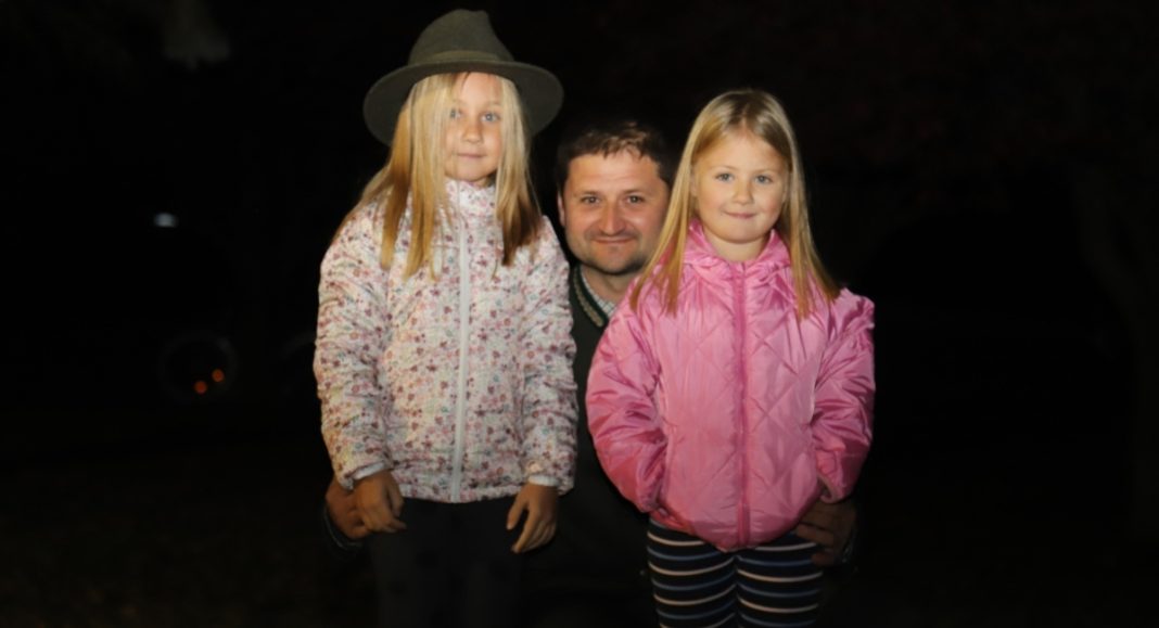 Male Elina i Leona uz tatu lovca uče što znači brinuti o prirodi Male Elina i Leona uz tatu lovca uče što znači brinuti o prirodi