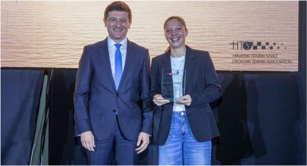 Antonia Ružić na Noći hrvatskog tenisa u Varaždinu proglašena najboljom hrvatskom tenisačicom i mladom igračicom BeFunky collage 2025 11 15T100836.341