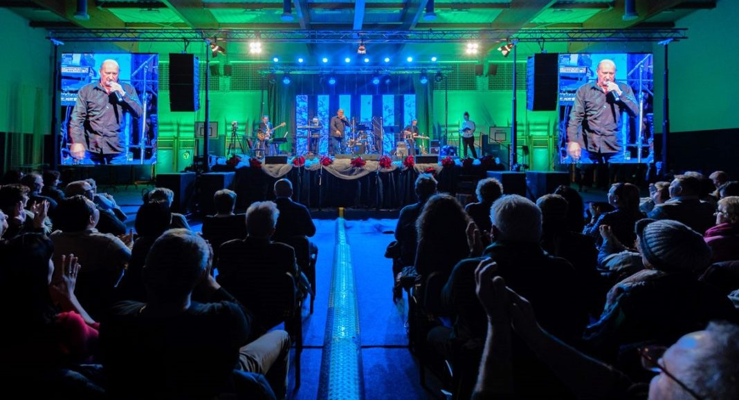 Čak trideset pjevača uz “Noćnu smjenu” pjevat će Zlatne hitove ewergreena u Strahonincu! BeFunky collage 2025 11 15T161226.071