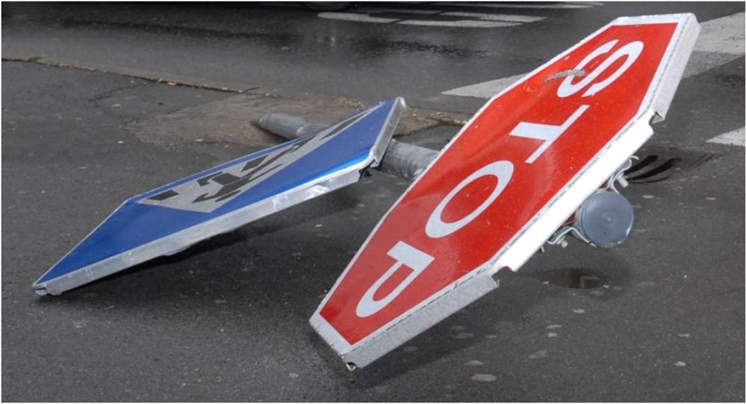 Vozač udario u prometni znak pri izlasku iz rotora BeFunky collage 2025 11 19T161133.398