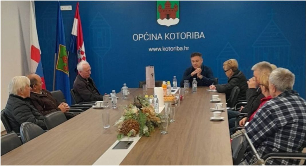 Umirovljenici Kotoribe kod načelnika: sigurnost, pomoć u kući i uređenje mjesta među glavnim temama BeFunky collage 2025 11 20T172415.811