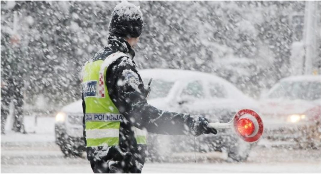 Policija upozorava vozače: Zimska oprema obavezna, stižu snijeg, poledica i opasni uvjeti na cestama BeFunky collage 2025 11 21T095723.893