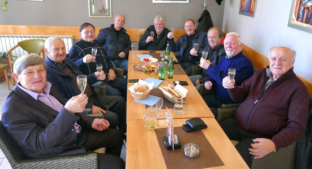 Lijepo su se počastili, nazdravili i onda nastavili razmatati političke prilike u zemlji i sportske rezultate na zemlji! BeFunky collage 2025 11 30T122827.718