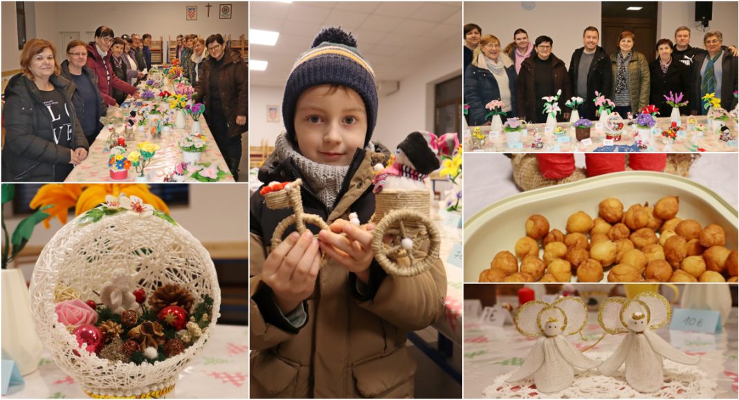 FOTO Udruga žena Sivica izložila božićne i ostale rukotvorine, uz fritule i smiješak GLAVNA