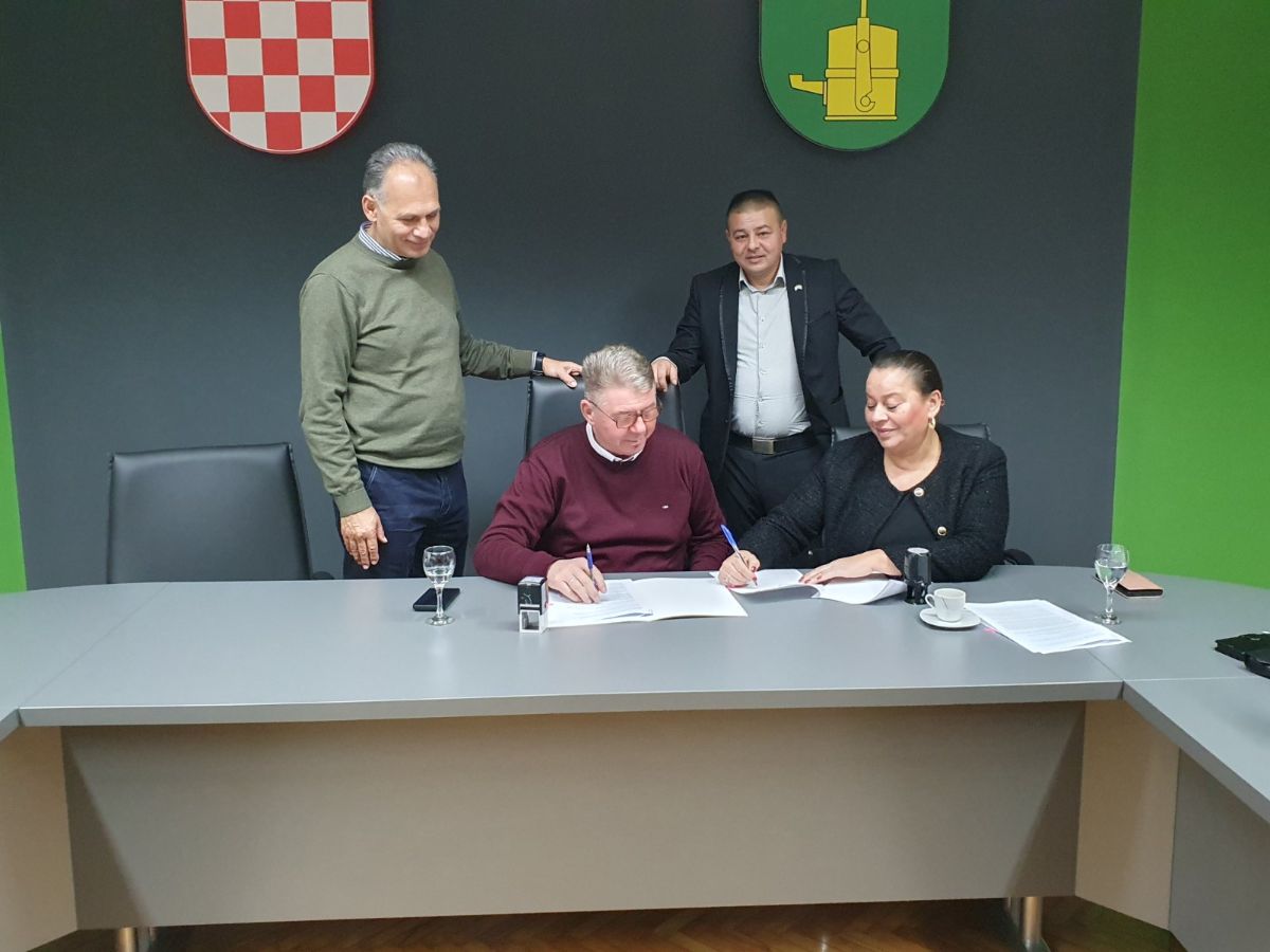 IMG defc904554b0fb31a73d44e09d95ad14 V