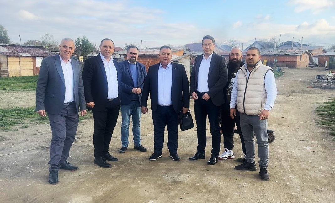 Europski parlamentarac na licu mjesta uvjerio se kako se živi u romskom naselju u Pribislavcu! Europski parlamentarac na licu mjesta uvjerio se kako se živi u romskom naselju u Pribislavcu!