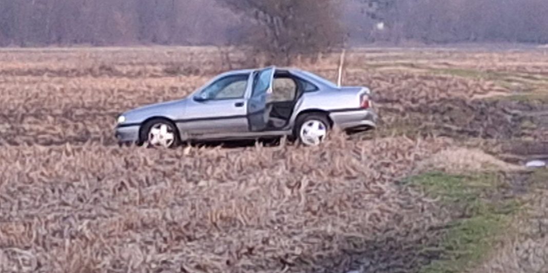 Čiji je ovo automobil u polju kod Male Subotice? NASLOVNA FOTKA viber slika 2025 11 30 16 25 16