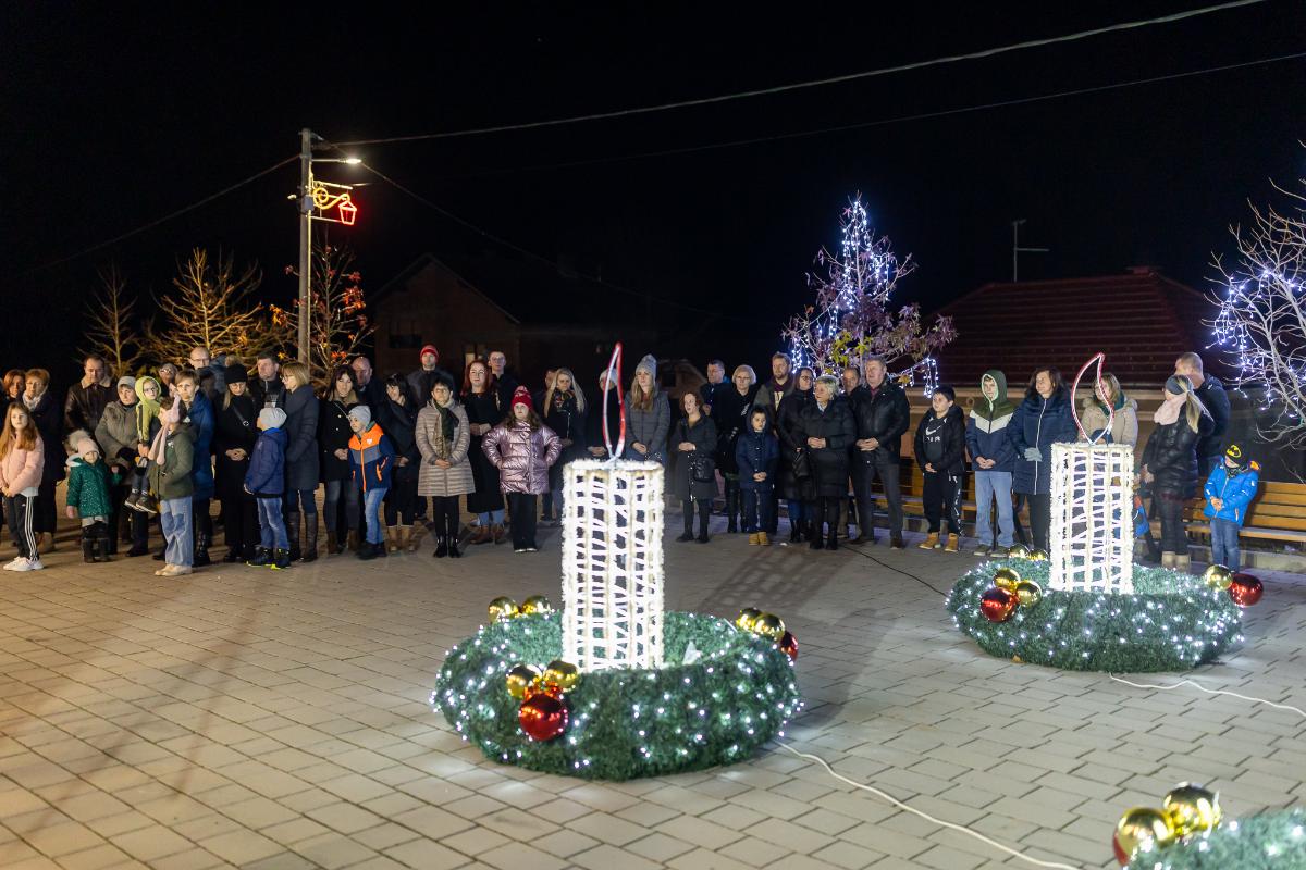 Paljenje adventske svijeće (1)