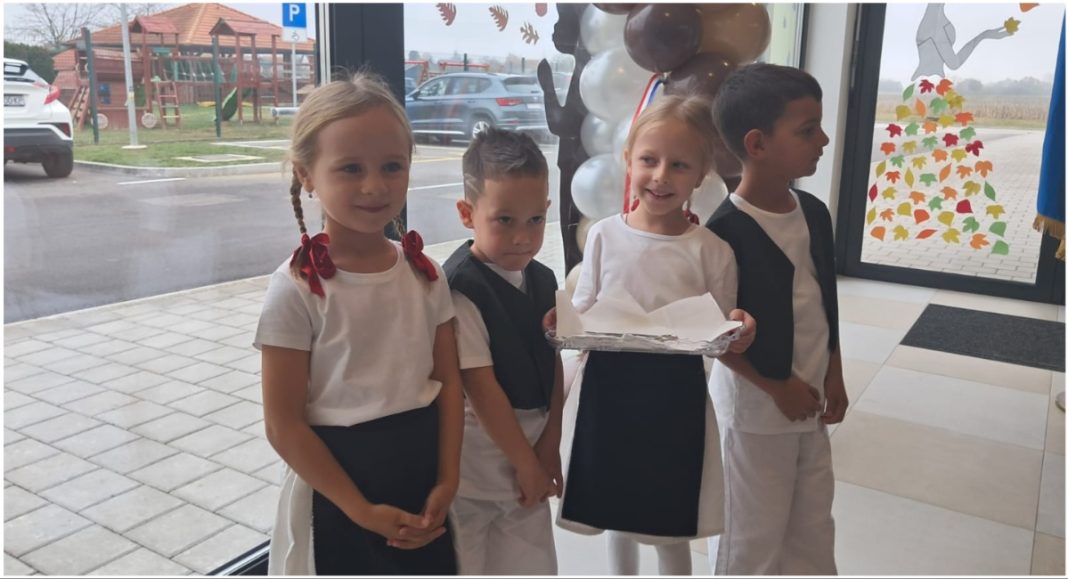 Lucija, Theo, Noah i Lucija ponosno su prerezali vrpcu i simbolično otvorili vrata novog Dječjeg vrtića ‘Reheki’ u Orehovici! Lucija, Theo, Noah i Lucija ponosno su prerezali vrpcu i simbolično otvorili vrata novog Dječjeg vrtića ‘Reheki’ u Orehovici!